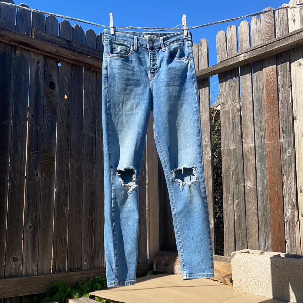 Topshop moto jamie light wash / fade with stress accents on knees and pocket.